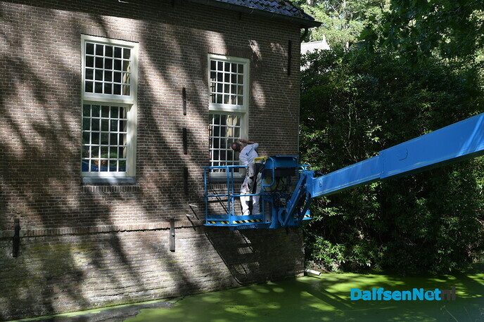 Schilderen boven de gracht: Groot onderhoud bij historische Havezate Den Berg - Foto: Johan Bokma