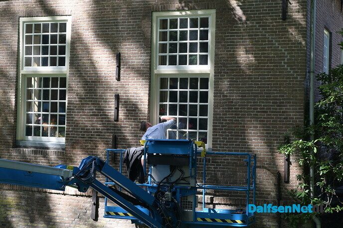 Schilderen boven de gracht: Groot onderhoud bij historische Havezate Den Berg - Foto: Johan Bokma