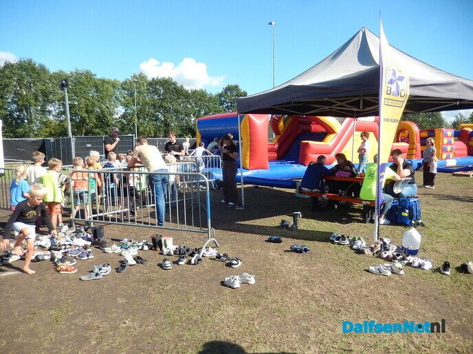 Megalange Oranje-stormbaan bij Oranjefeest in Nieuwleusen - Foto: Willy