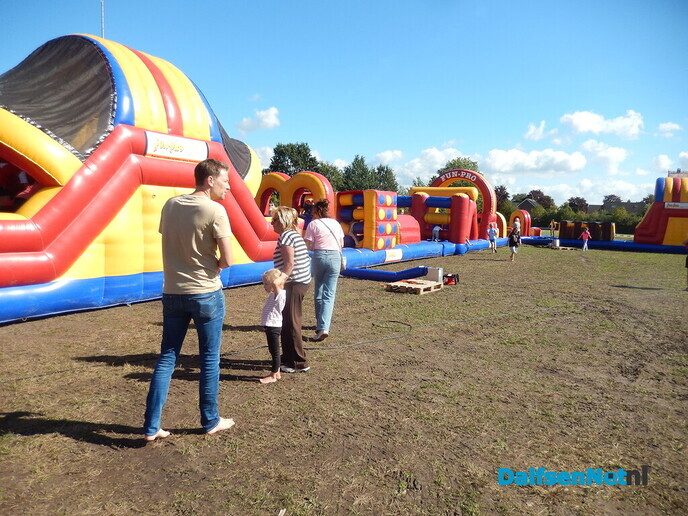 Megalange Oranje-stormbaan bij Oranjefeest in Nieuwleusen - Foto: Willy