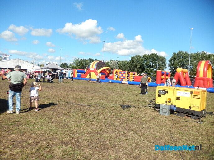 Megalange Oranje-stormbaan bij Oranjefeest in Nieuwleusen - Foto: Willy