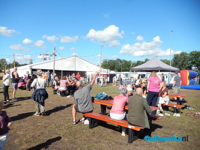 Megalange Oranje-stormbaan bij Oranjefeest in Nieuwleusen - Foto: Willy
