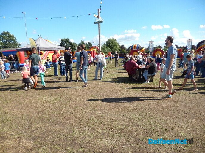 Megalange Oranje-stormbaan bij Oranjefeest in Nieuwleusen - Foto: Willy
