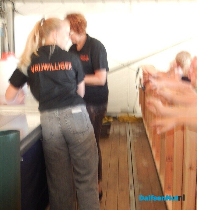 Megalange Oranje-stormbaan bij Oranjefeest in Nieuwleusen - Foto: Willy