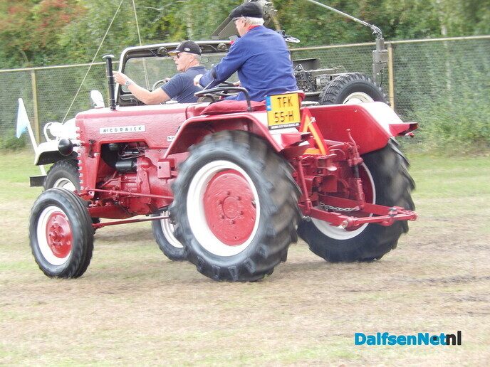 Nieuwleusen stroomt vol met oldtimers: een prachtige happening vol nostalgie - Foto: Willy