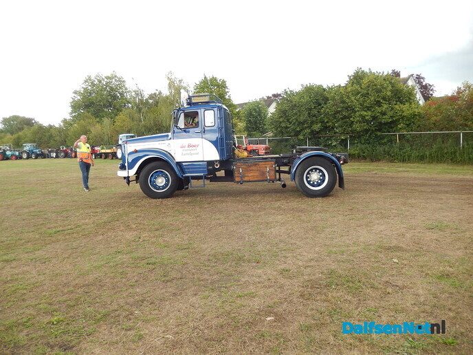Nieuwleusen stroomt vol met oldtimers: een prachtige happening vol nostalgie - Foto: Willy