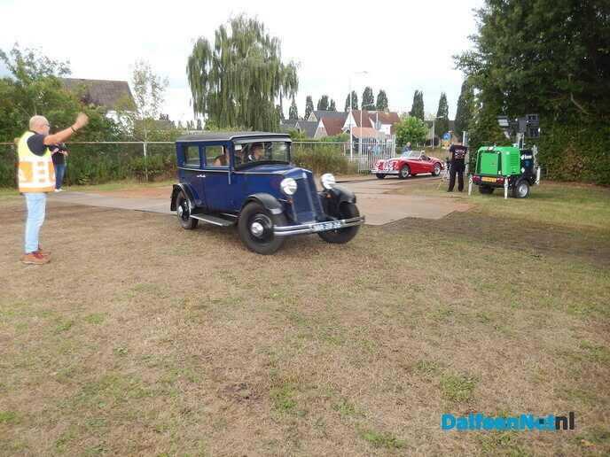 Nieuwleusen stroomt vol met oldtimers: een prachtige happening vol nostalgie - Foto: Willy