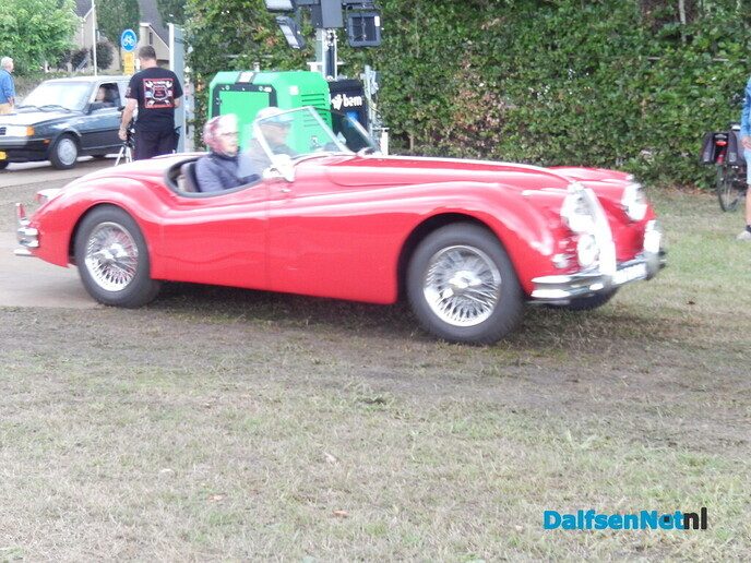 Nieuwleusen stroomt vol met oldtimers: een prachtige happening vol nostalgie - Foto: Willy