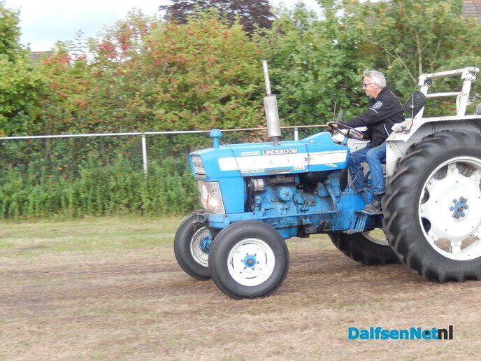 Nieuwleusen stroomt vol met oldtimers: een prachtige happening vol nostalgie - Foto: Willy