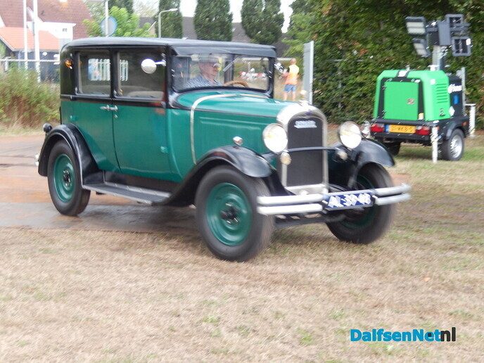 Nieuwleusen stroomt vol met oldtimers: een prachtige happening vol nostalgie - Foto: Willy