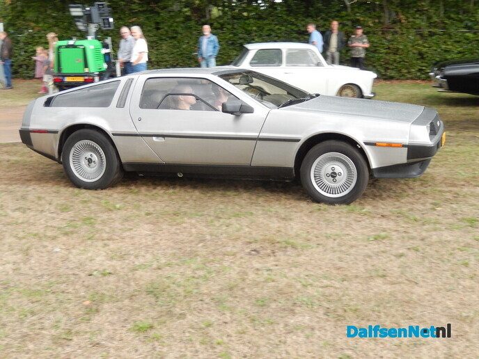 Nieuwleusen stroomt vol met oldtimers: een prachtige happening vol nostalgie - Foto: Willy