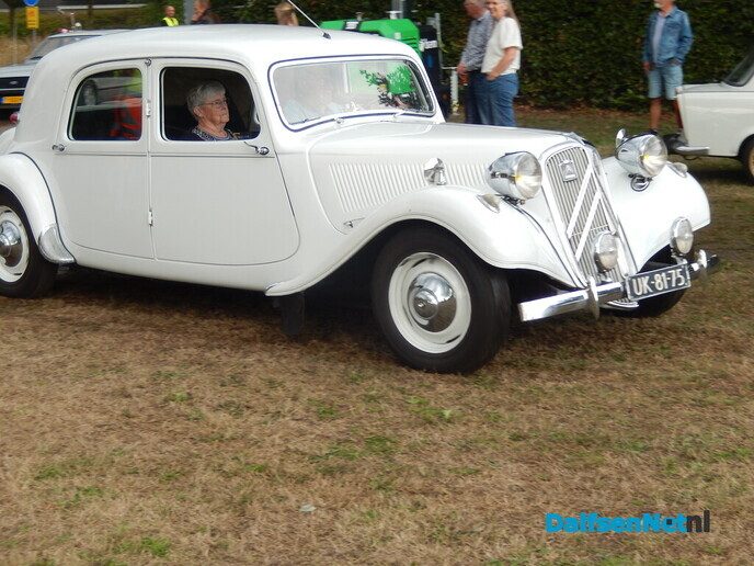 Nieuwleusen stroomt vol met oldtimers: een prachtige happening vol nostalgie - Foto: Willy