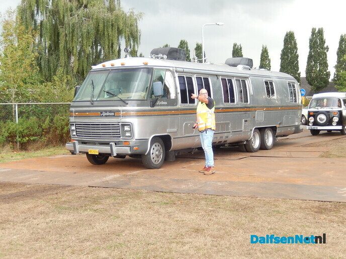 Nieuwleusen stroomt vol met oldtimers: een prachtige happening vol nostalgie - Foto: Willy