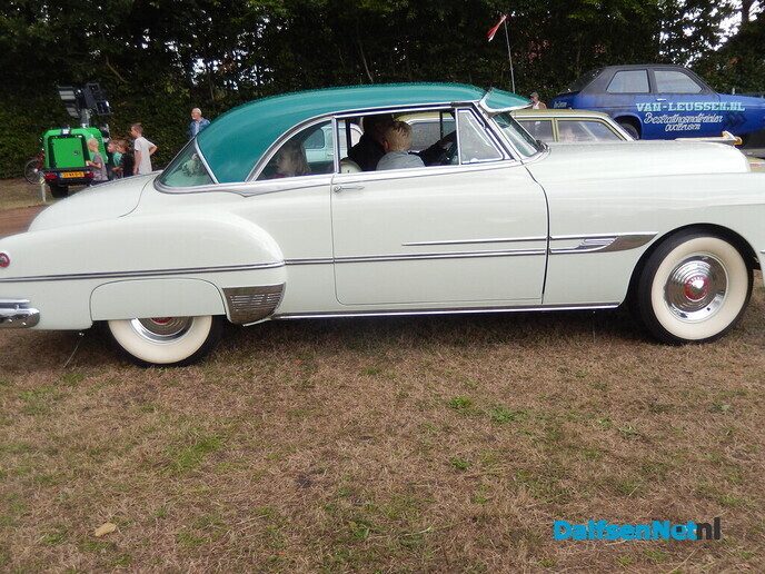 Nieuwleusen stroomt vol met oldtimers: een prachtige happening vol nostalgie - Foto: Willy