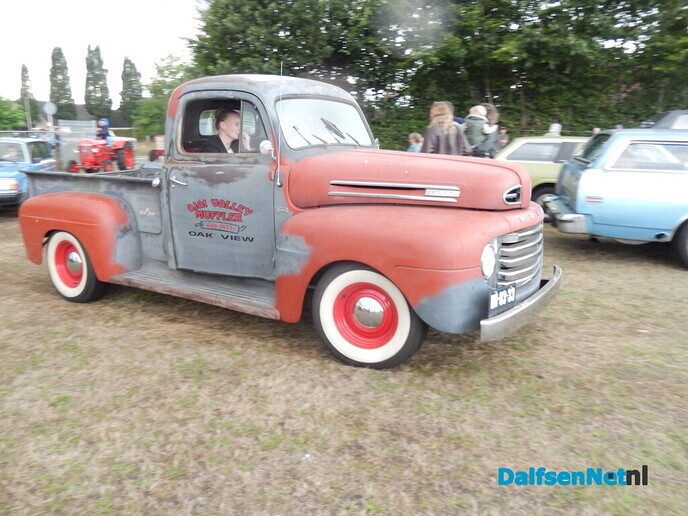 Nieuwleusen stroomt vol met oldtimers: een prachtige happening vol nostalgie - Foto: Willy