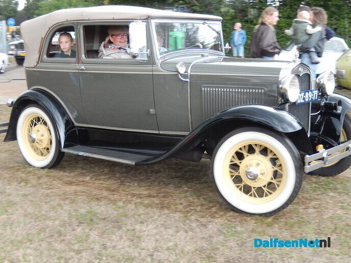 Nieuwleusen stroomt vol met oldtimers: een prachtige happening vol nostalgie - Foto: Willy