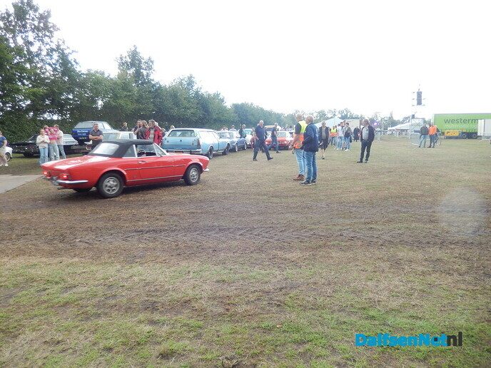 Nieuwleusen stroomt vol met oldtimers: een prachtige happening vol nostalgie - Foto: Willy