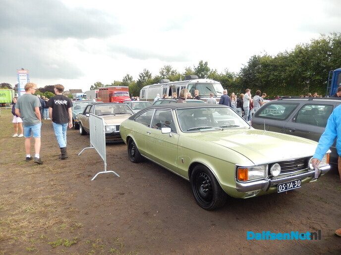 Nieuwleusen stroomt vol met oldtimers: een prachtige happening vol nostalgie - Foto: Willy
