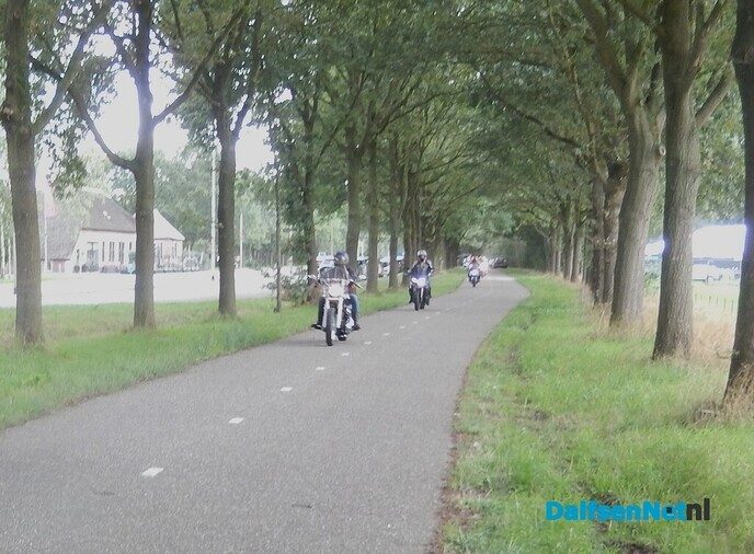 Een Schatting: Bijna honderd trekkers bij Grasspartytocht - Foto: Willy