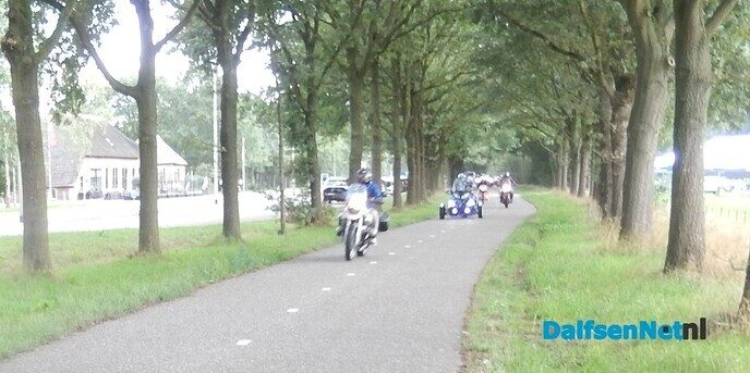 Een Schatting: Bijna honderd trekkers bij Grasspartytocht - Foto: Willy