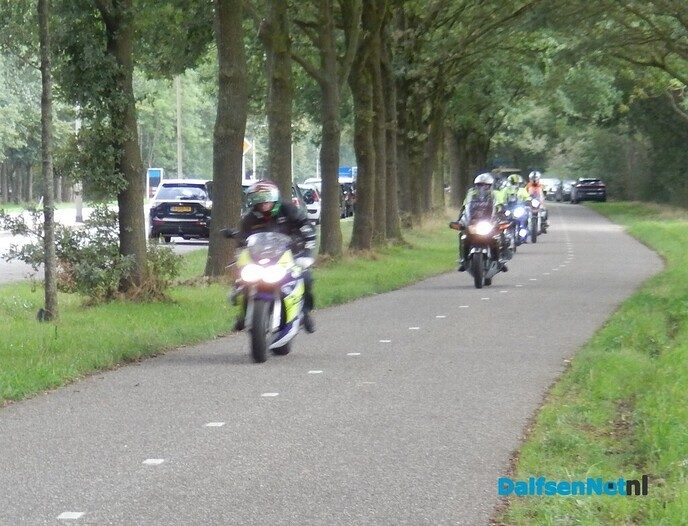 Een Schatting: Bijna honderd trekkers bij Grasspartytocht - Foto: Willy