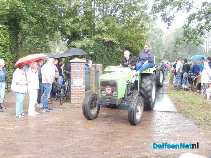 Een Schatting: Bijna honderd trekkers bij Grasspartytocht - Foto: Willy