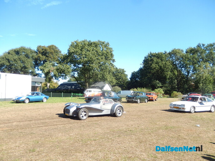 Eerste oldtimer autotocht Wijthmen groot succes - Foto: Willy