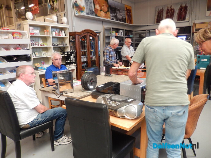 De mannen van het Repair Café hadden de handen vol - Foto: Willy