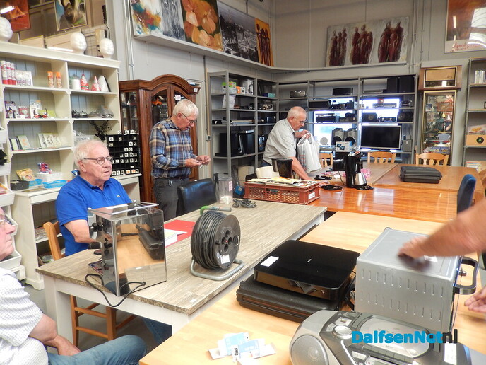 De mannen van het Repair Café hadden de handen vol - Foto: Willy