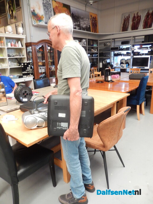 De mannen van het Repair Café hadden de handen vol - Foto: Willy