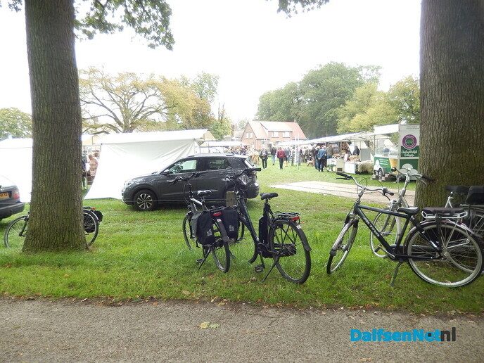 Gezellige drukte op boerenmarkt in Vilsteren - Foto: Willy