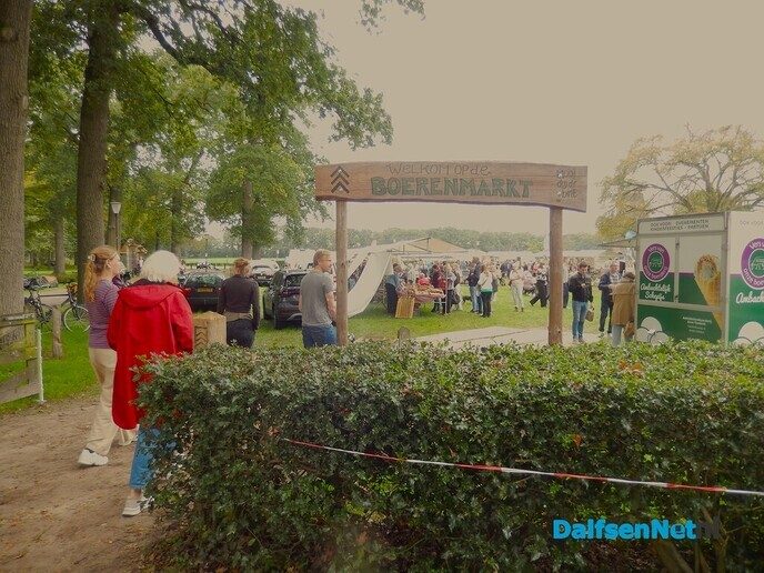 Gezellige drukte op boerenmarkt in Vilsteren - Foto: Willy