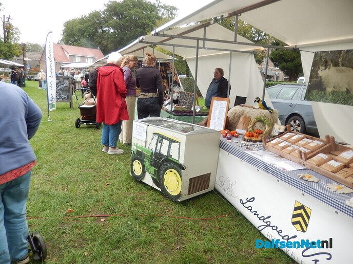 Gezellige drukte op boerenmarkt in Vilsteren - Foto: Willy