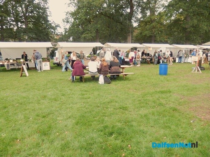 Gezellige drukte op boerenmarkt in Vilsteren - Foto: Willy