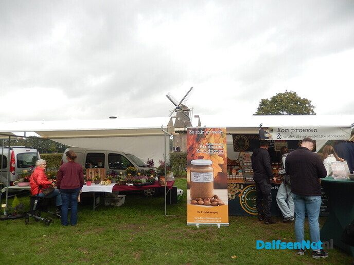 Gezellige drukte op boerenmarkt in Vilsteren - Foto: Willy