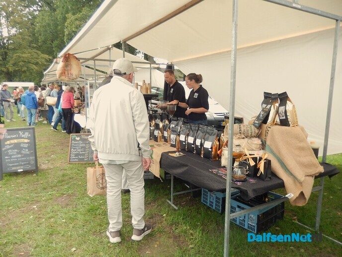 Gezellige drukte op boerenmarkt in Vilsteren - Foto: Willy