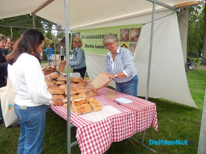 Gezellige drukte op boerenmarkt in Vilsteren - Foto: Willy