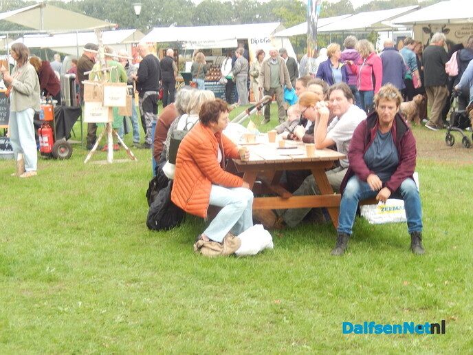 Gezellige drukte op boerenmarkt in Vilsteren - Foto: Willy