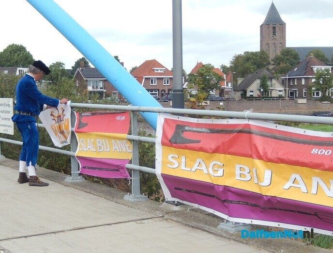 Wandelaars langs de Vecht op weg naar de Slag bij Ane - Foto: Willy