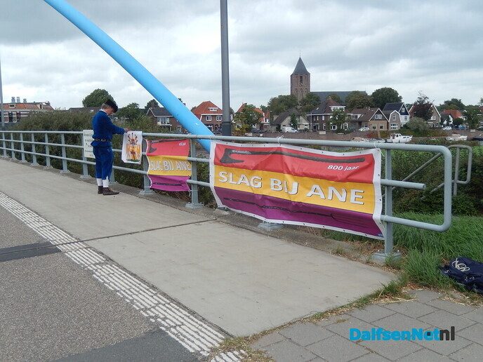 Wandelaars langs de Vecht op weg naar de Slag bij Ane - Foto: Willy