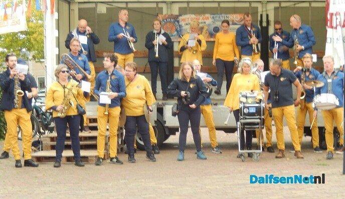 Gezellige middag tijdens Dweil’n an de Vechte - Foto: Willy