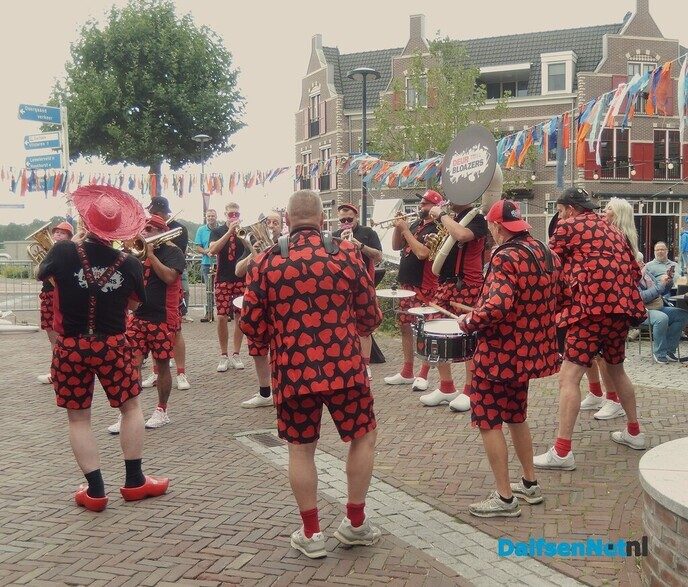 Gezellige middag tijdens Dweil’n an de Vechte - Foto: Willy