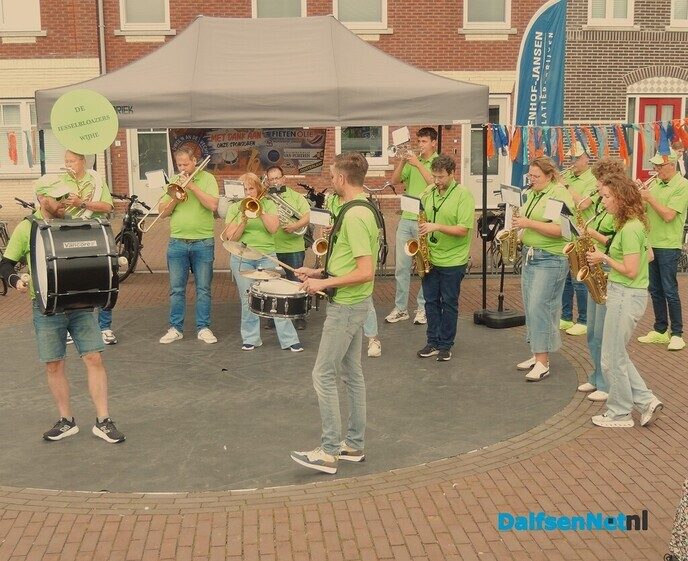 Gezellige middag tijdens Dweil’n an de Vechte - Foto: Willy