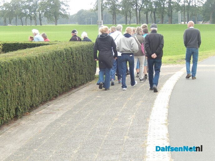 Wandelaars langs de Vecht op weg naar de Slag bij Ane - Foto: Willy