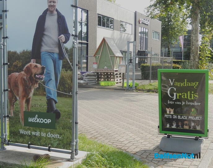 Even lachen naar de dierenfotograaf bij Welkoop Dalfsen - Foto: Willy