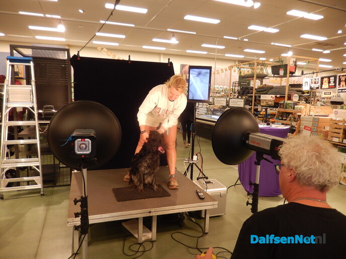 Even lachen naar de dierenfotograaf bij Welkoop Dalfsen - Foto: Willy
