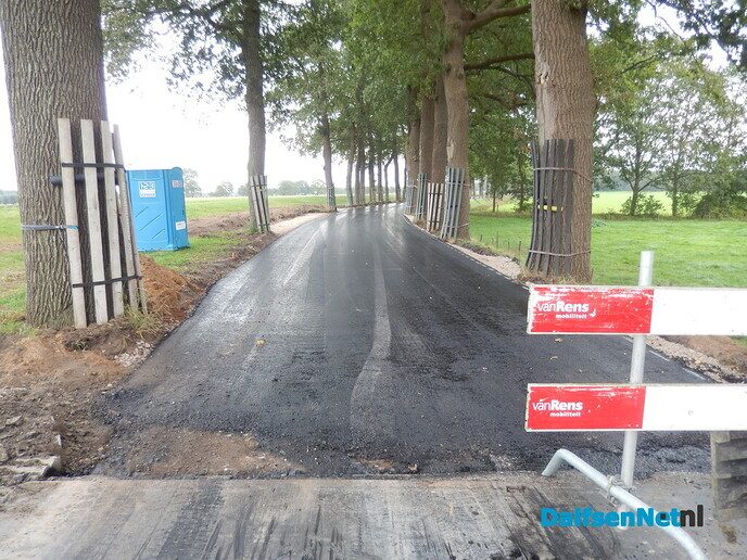 Eerste asfaltlaag ligt op de Rechterensedijk - Foto: Willy