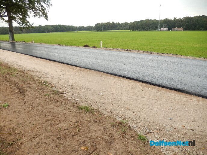 Eerste asfaltlaag ligt op de Rechterensedijk - Foto: Willy