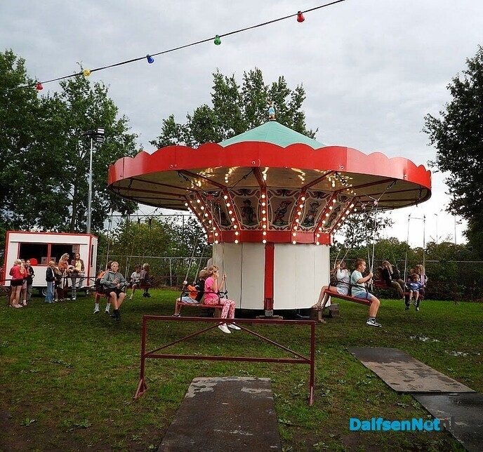 Schuilen, wandelen, gezellig kletsen, oliebollen en de kermis op! - Foto: Femmie Smink