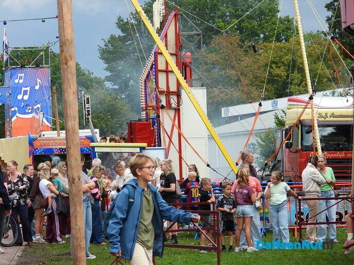 Schuilen, wandelen, gezellig kletsen, oliebollen en de kermis op! - Foto: Femmie Smink